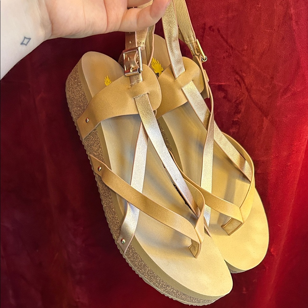 Volatile Engie Tan and Rose Gold Strappy Sandals Sz 10